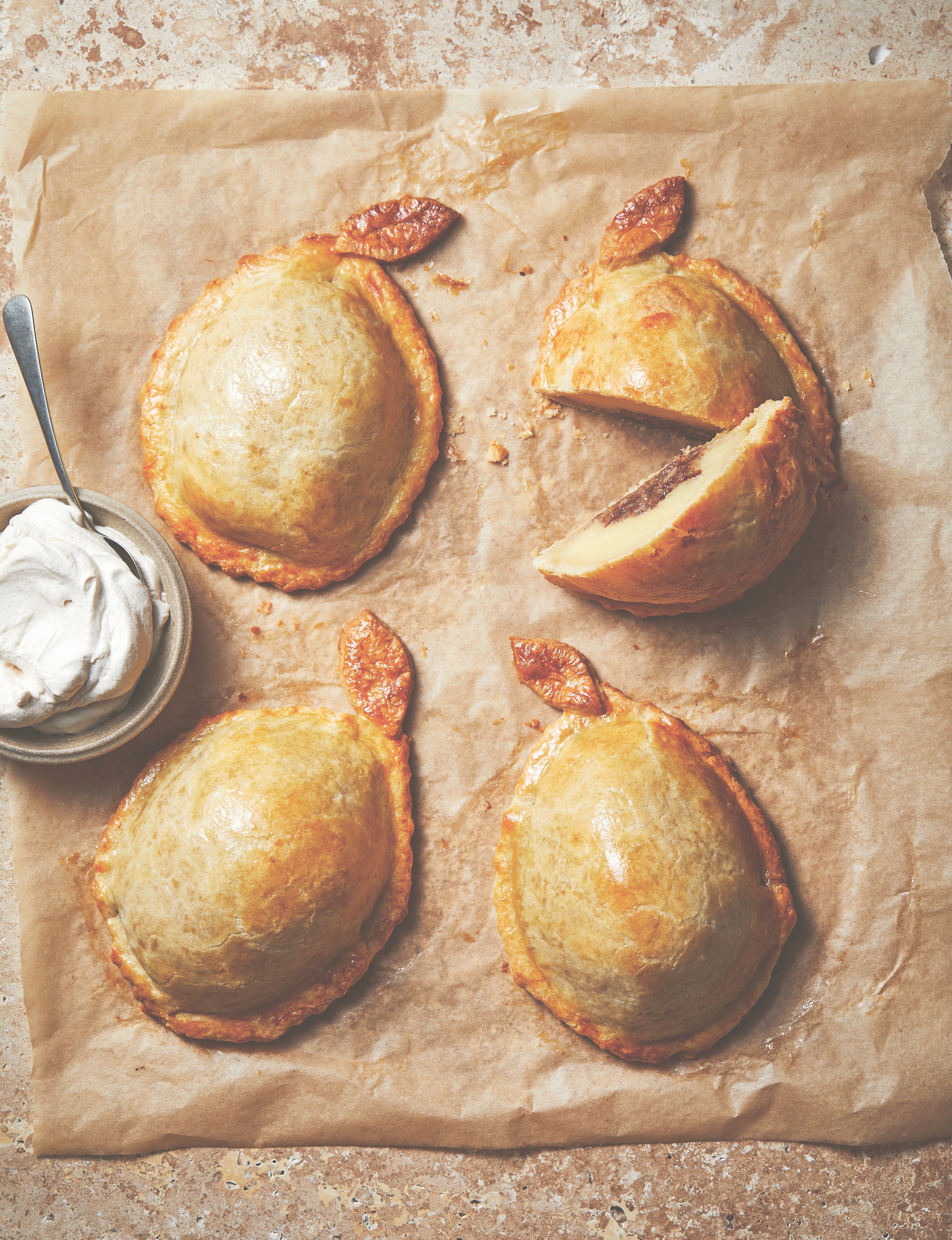 Baked stuffed quinces with cinnamon cream: a sweet ending straight from Romeo and Juliet ’s kitchen